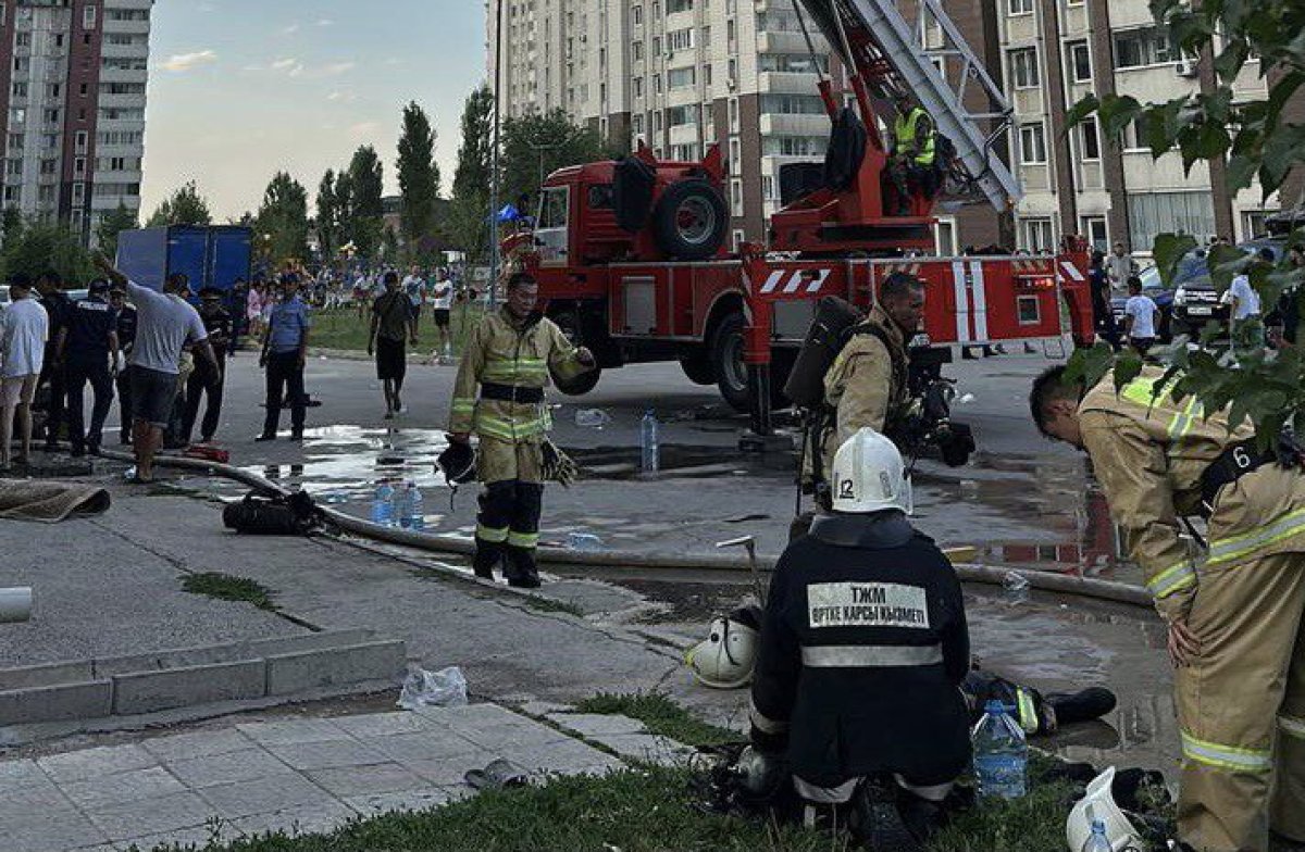 Пожар в многоэтажке в Алматы: 31 человек доставлен в больницы