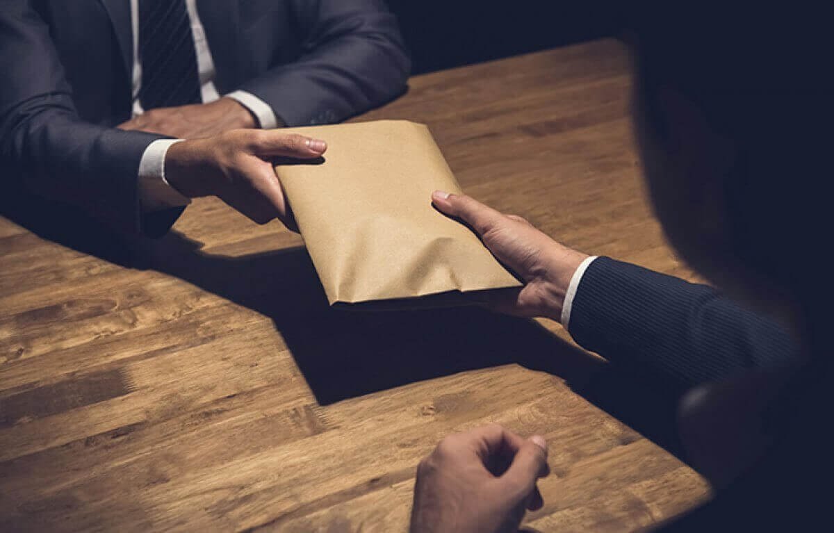 В Карагандинской области бизнесмена подстрекали дать взятку в $1 млн