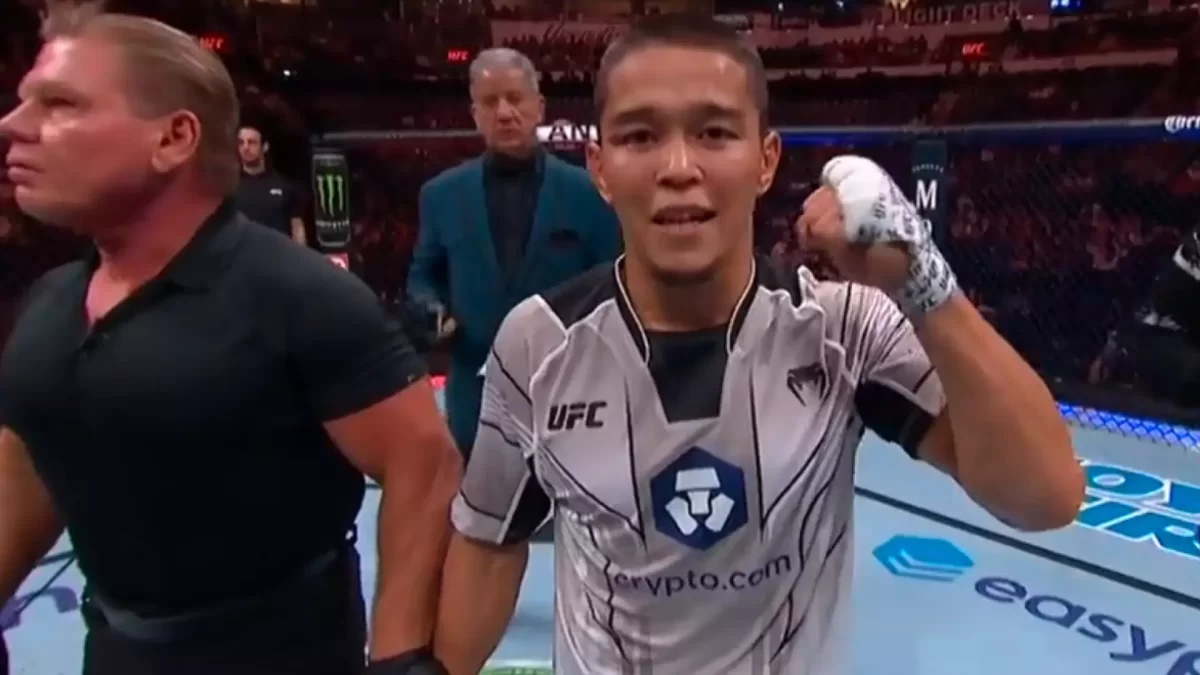 Казахстанец Алмабаев одержал досрочную победу в первом бою в UFC