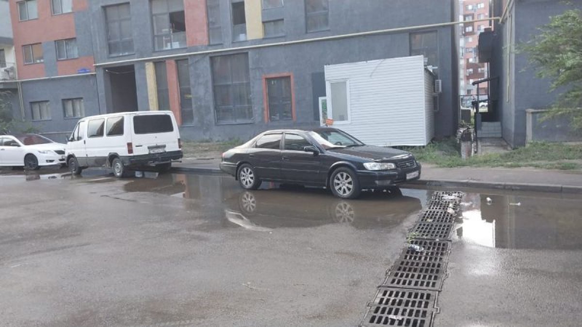 Улицы Алматы затопило после кратковременного дождя
