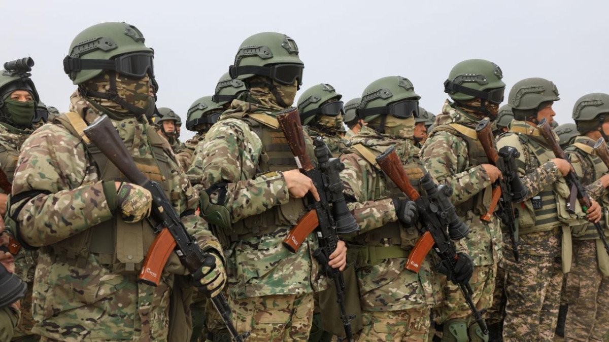 Минобороны Казахстана сообщило о переброске военных и техники в регионы