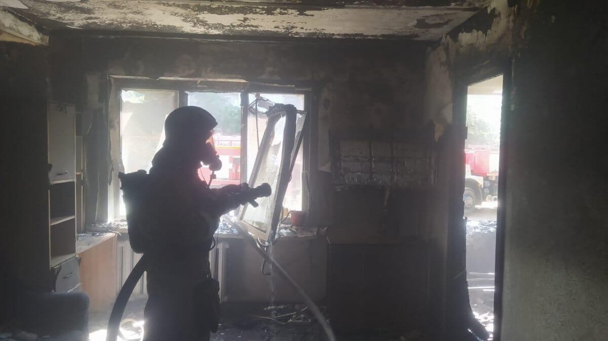 Квартира загорелась в многоэтажке Актобе