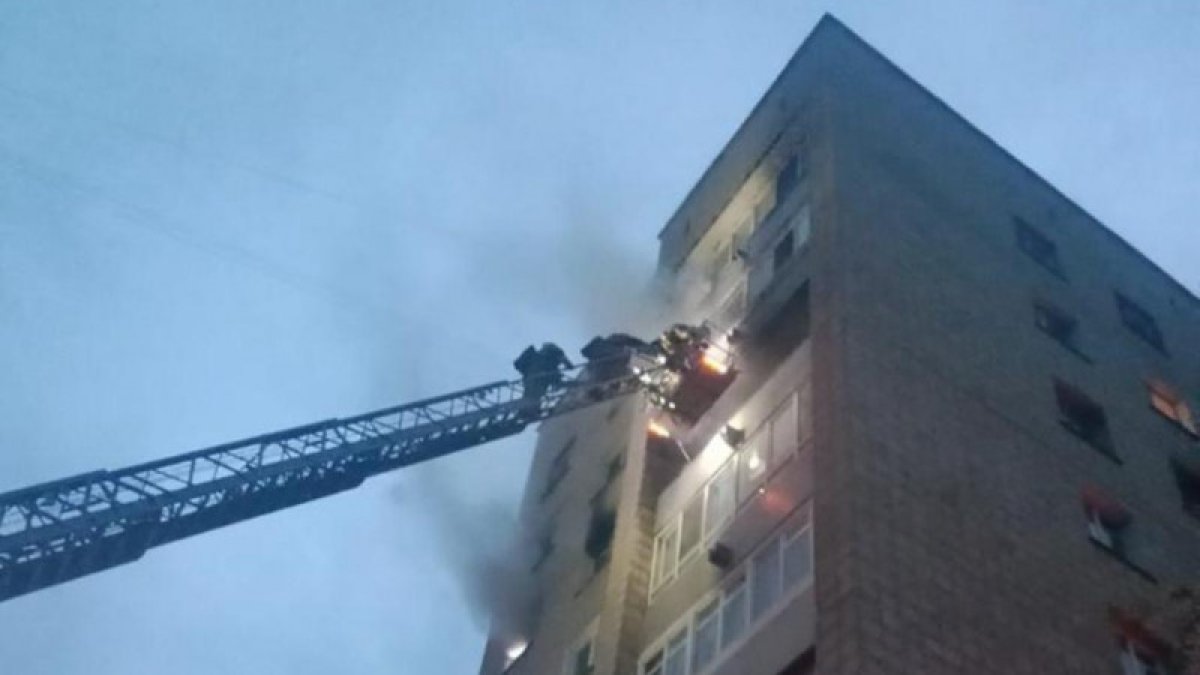 В многоэтажке Усть-Каменогорска возник пожар из-за оставленного на зарядке телефона