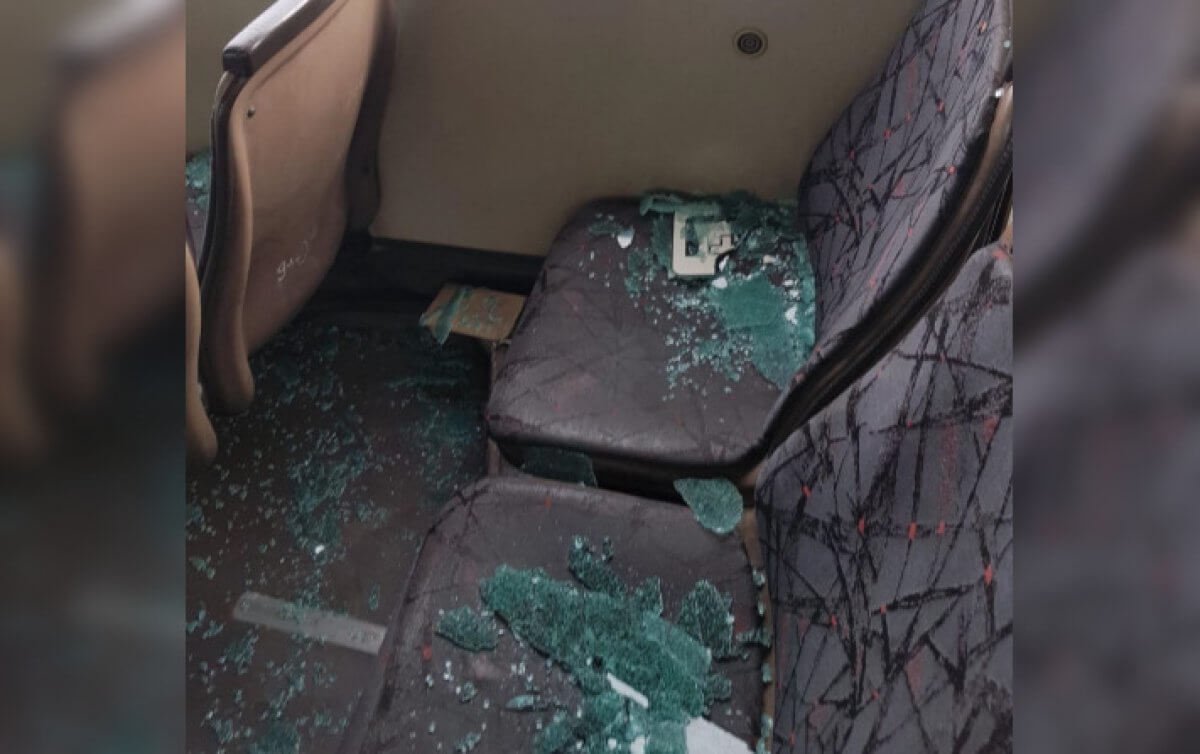 Стекло упало на женщину с грудным ребенком в автобусе Караганды