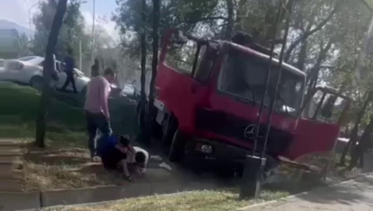 Грузовик вылетел на встречку: жуткое ДТП в Алматы шокировало Казнет