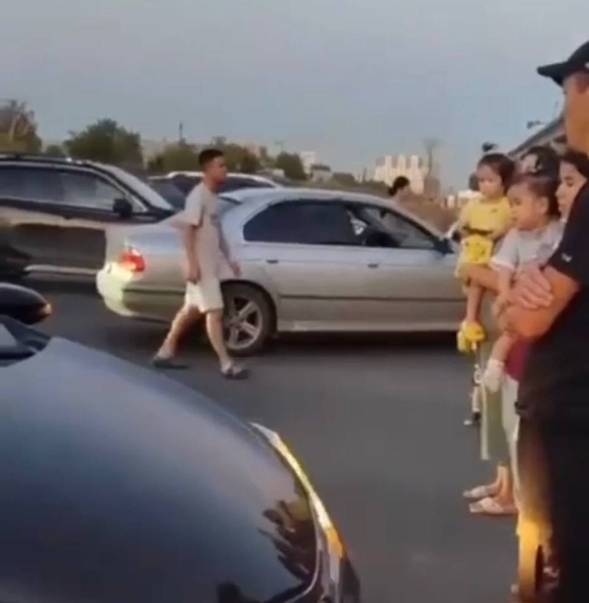 Из-за отключения электричества жители Астаны перегородили дорогу