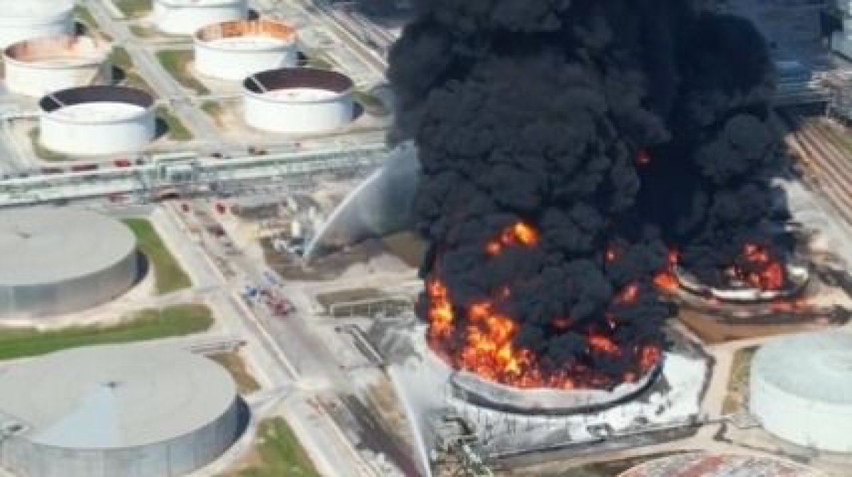 Мощный пожар разгорелся на нефтеперерабатывающем заводе в США