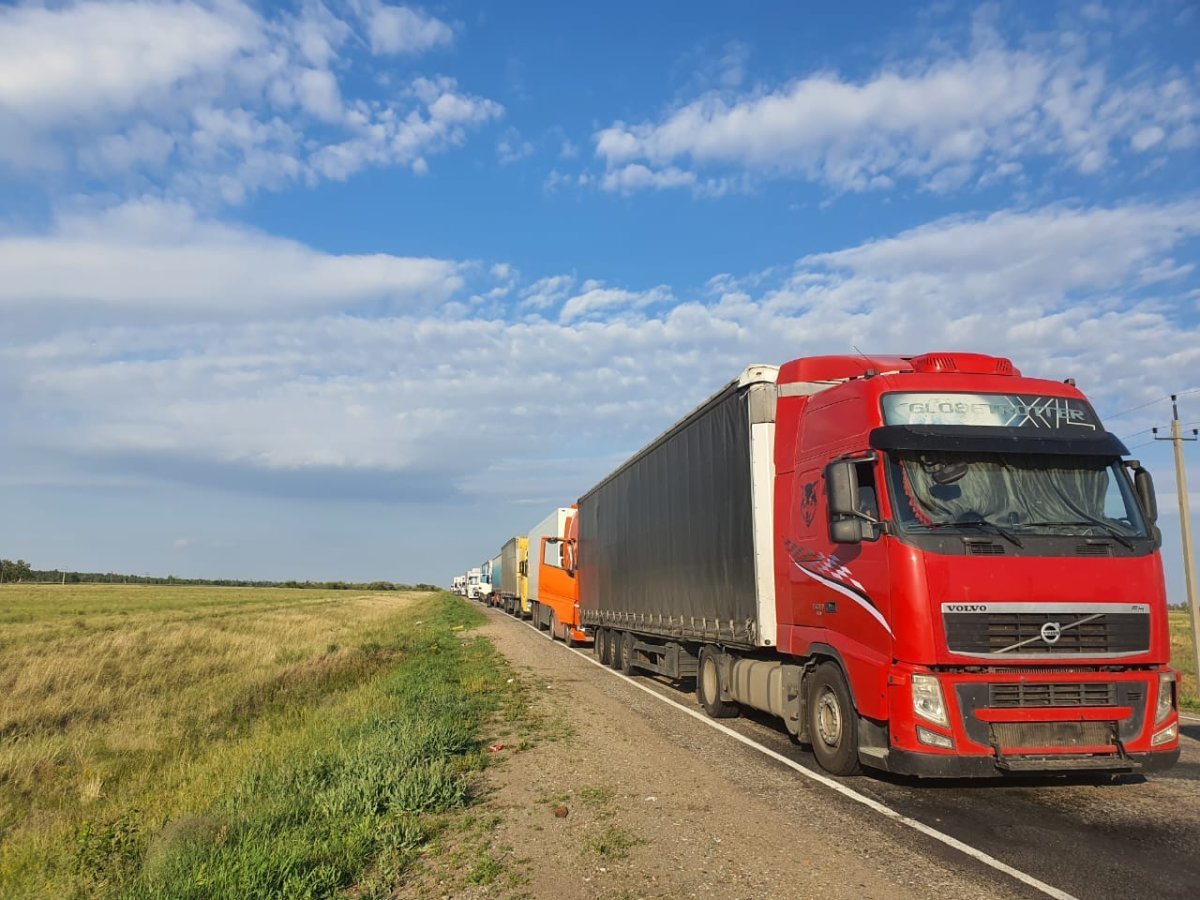 Ввоз наркотиков и оружия: очереди на границе Казахстана и Кыргызстана объяснили в КНБ