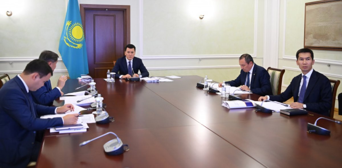 Ерлан Карин провел заседание Республиканской комиссии по подготовке кадров за рубежом