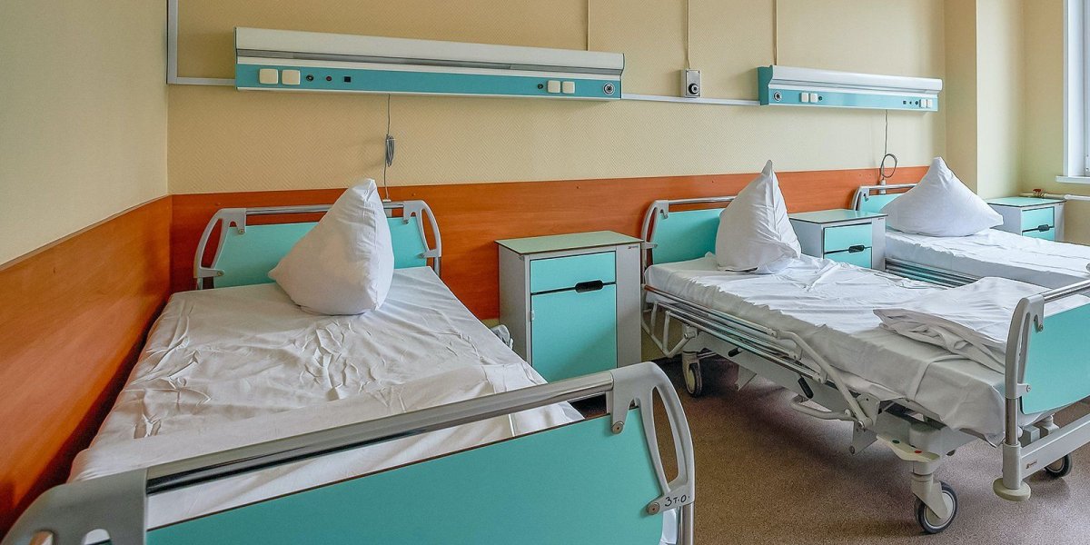 В Актау подросток упал с крыши и застрял между домами