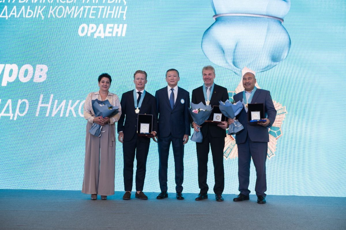 Тимур Кулибаев наградил орденами олимпийских чемпионов в Алматы