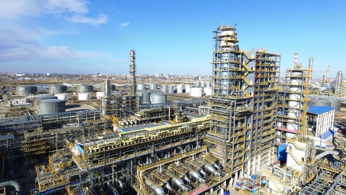 В Атырау закрывают зловонные источники нефтеотходов