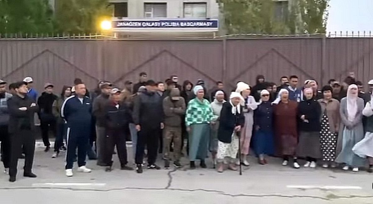 В Жанаозене родные активиста вышли на протест