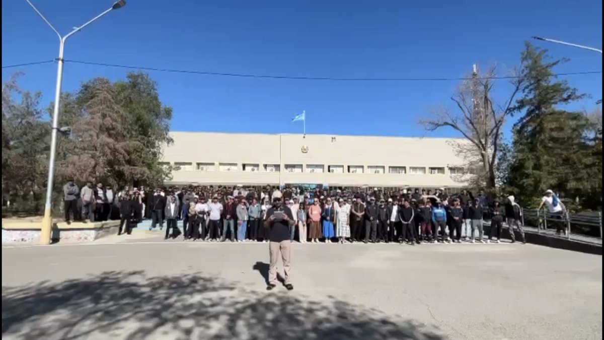 Рабочие в Жанаозене записали обращение к Токаеву у акимата
