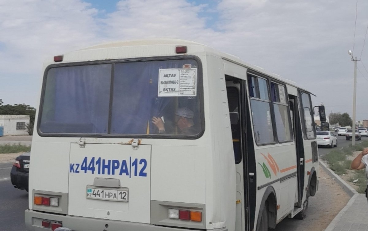 Жители Актау пожаловались на старые и переполненные автобусы
