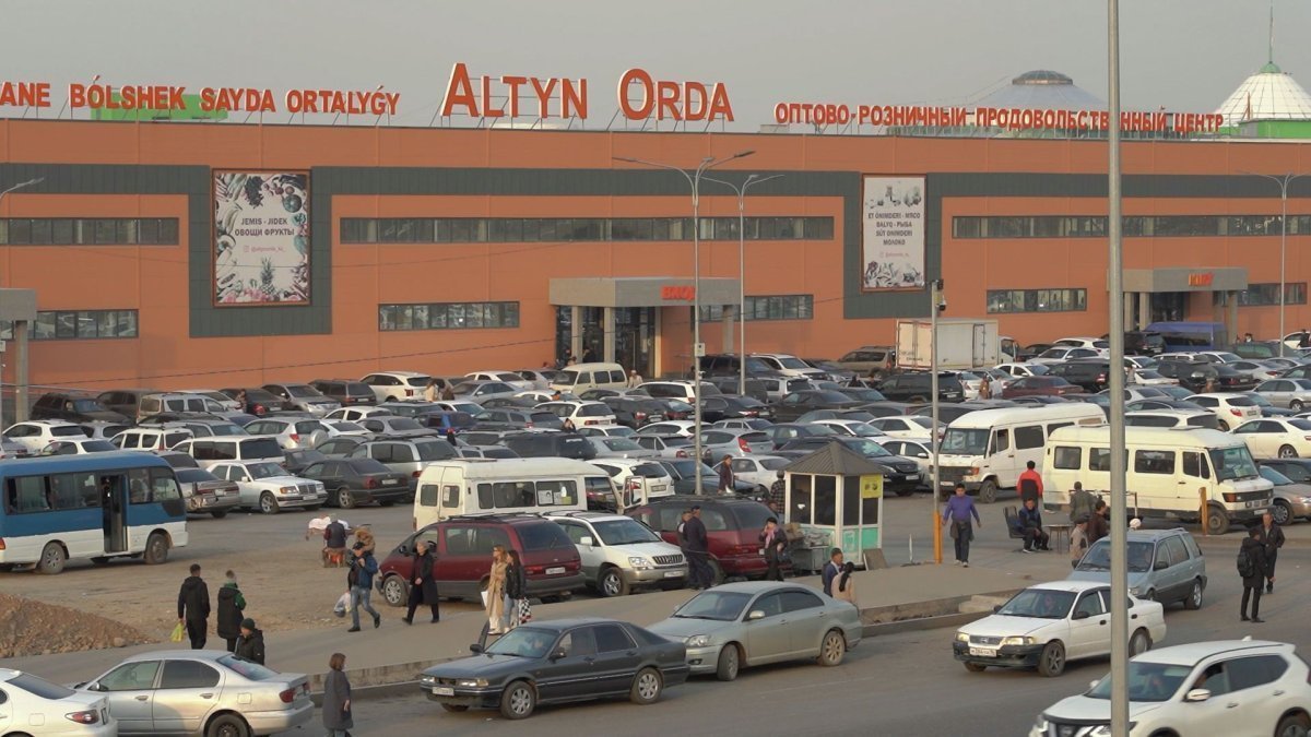 Продукты на свалке: видео с рынка "Алтын орда" шокировало Казнет