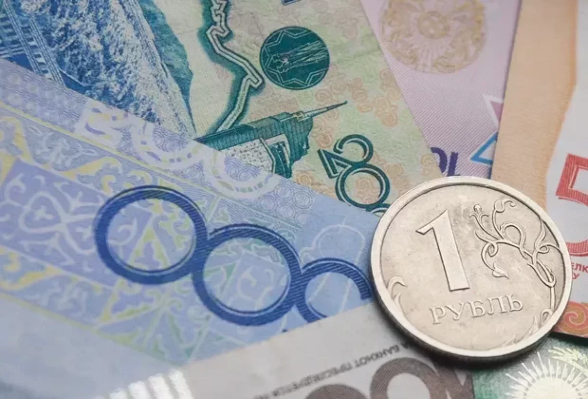 Тенге ослаб к рублю до июльских показателей