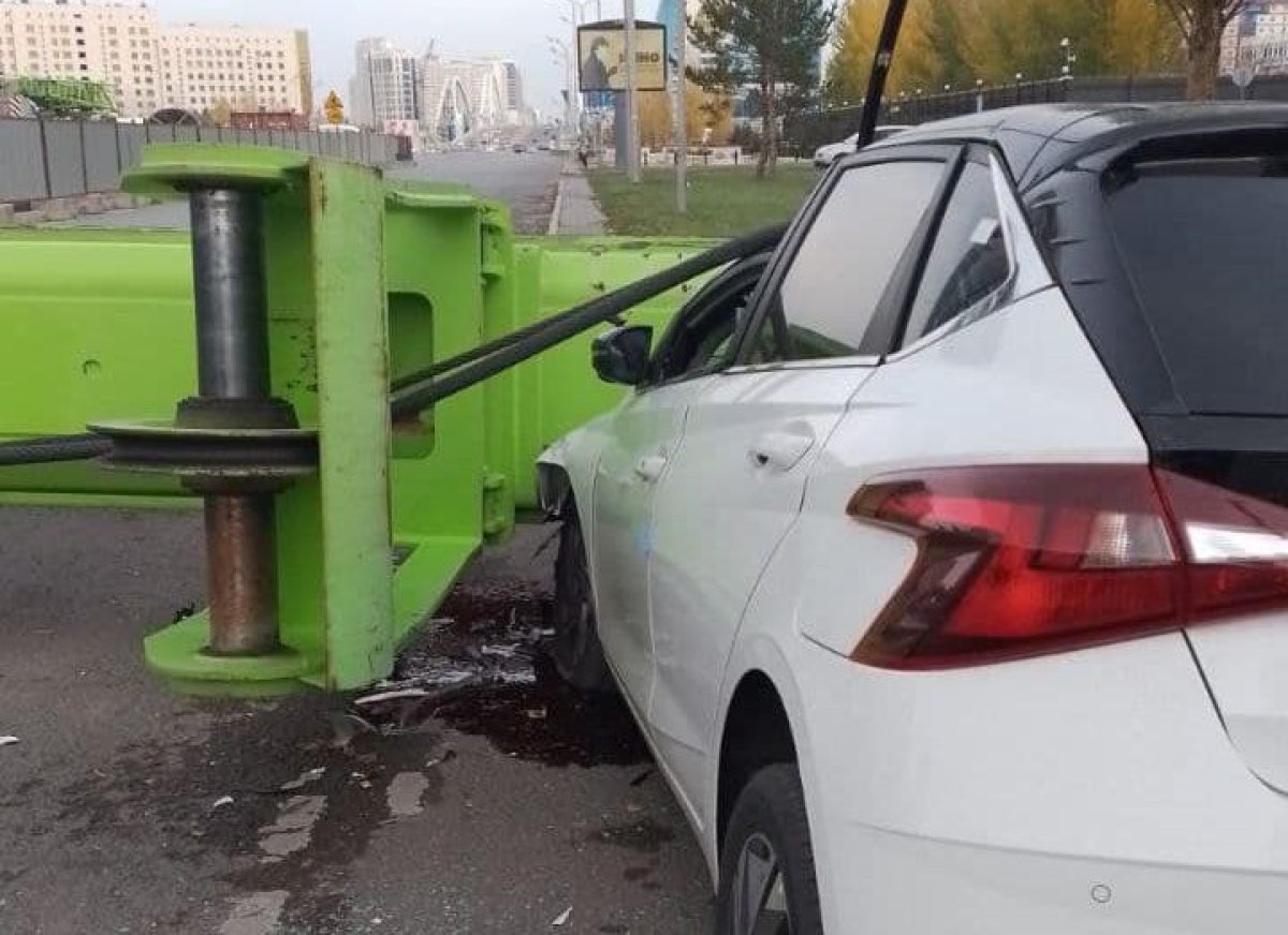 В Астане на стройке LRT кран упал и раздавил автомобиль