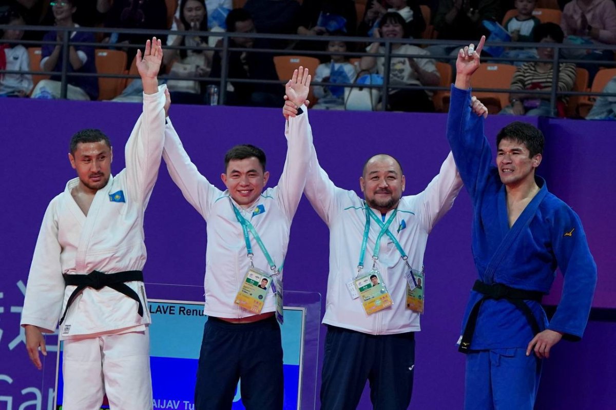 Казахстанские пара дзюдоисты выиграли золото и серебро на Азиаде
