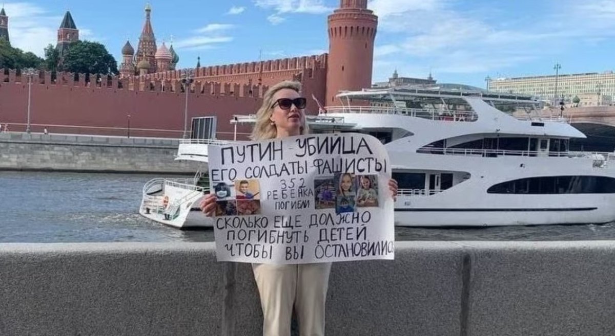 Журналистку, которая публично назвала Путина убийцей, лишили родительских прав