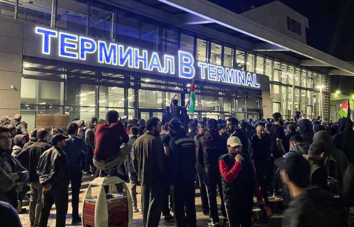 Антисемитские беспорядки: более 20 человек пострадали в аэропорту Махачкалы