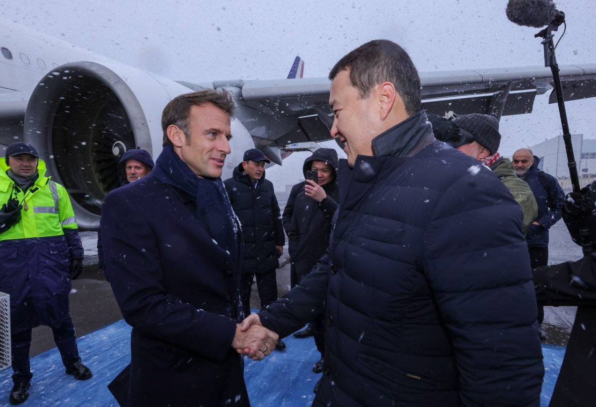 Президент Франции Эмманюэль Макрон прибыл в Казахстан