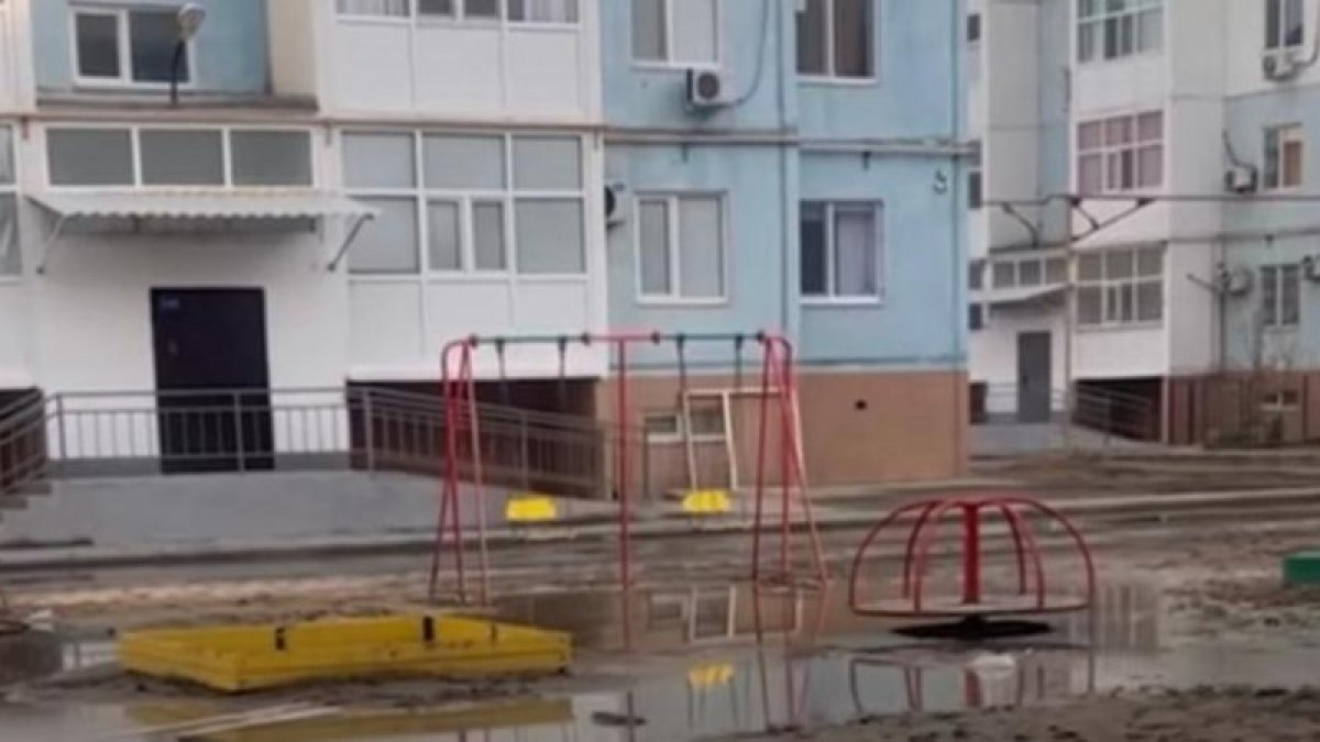 Люди не могут выйти из дома: улицы Атырау затопили канализационные воды