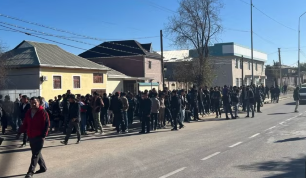 Спят на улице без еды и воды: мигрантов не отпускают на родину из Туркестанской области