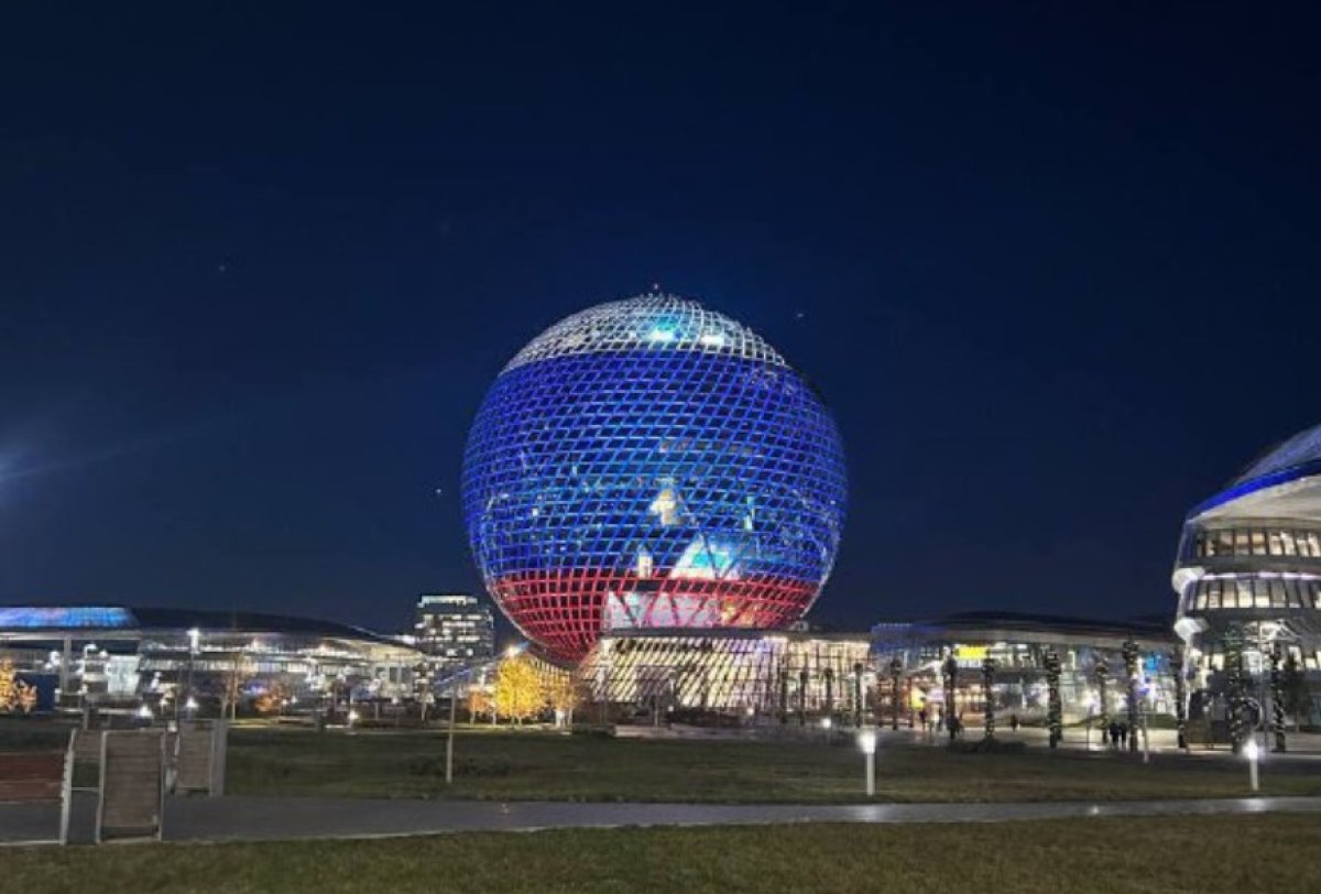 Шар Expo в Астане окрасился в цвета российского флага