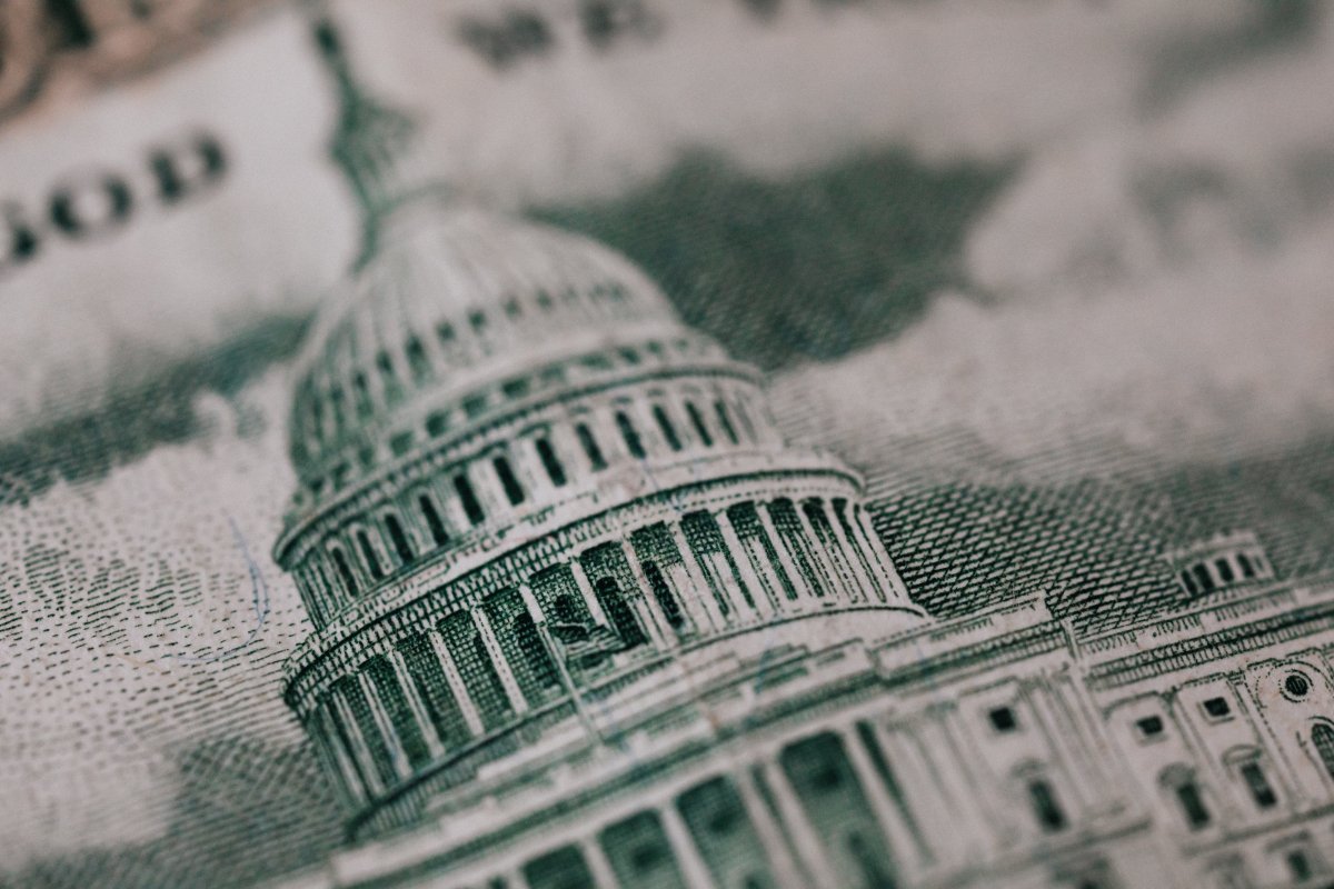 Moody's понизило кредитный рейтинг США со стабильного до негативного