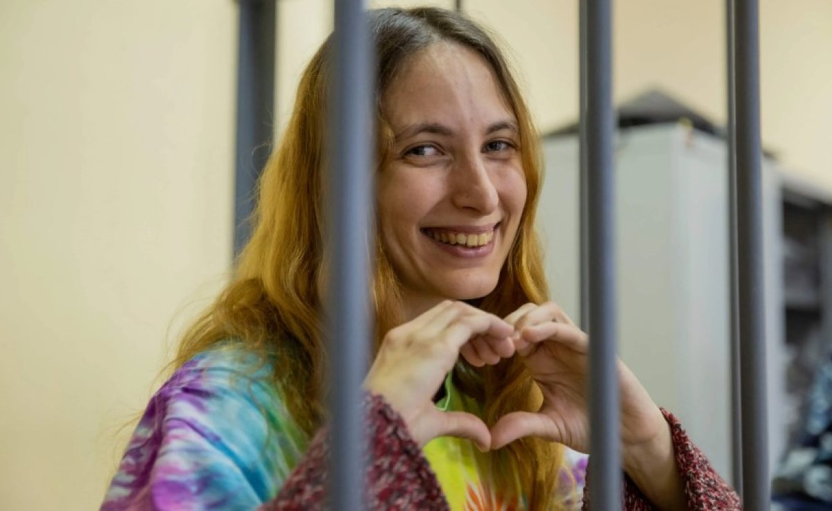 7 лет за антивоенный призыв: в России вынесли приговор художнице Саше Скочиленко