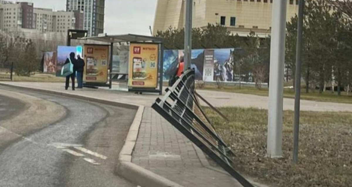 Перевернутые остановки, сорванные кровли и пострадавшие: как перенесла ураган Астана