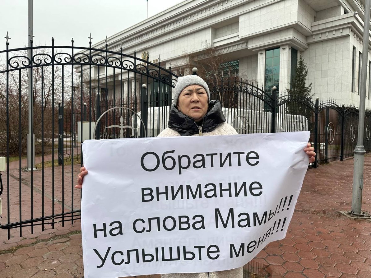 Одиночный пикет в защиту сына: жительница Павлодара обратилась к Токаеву