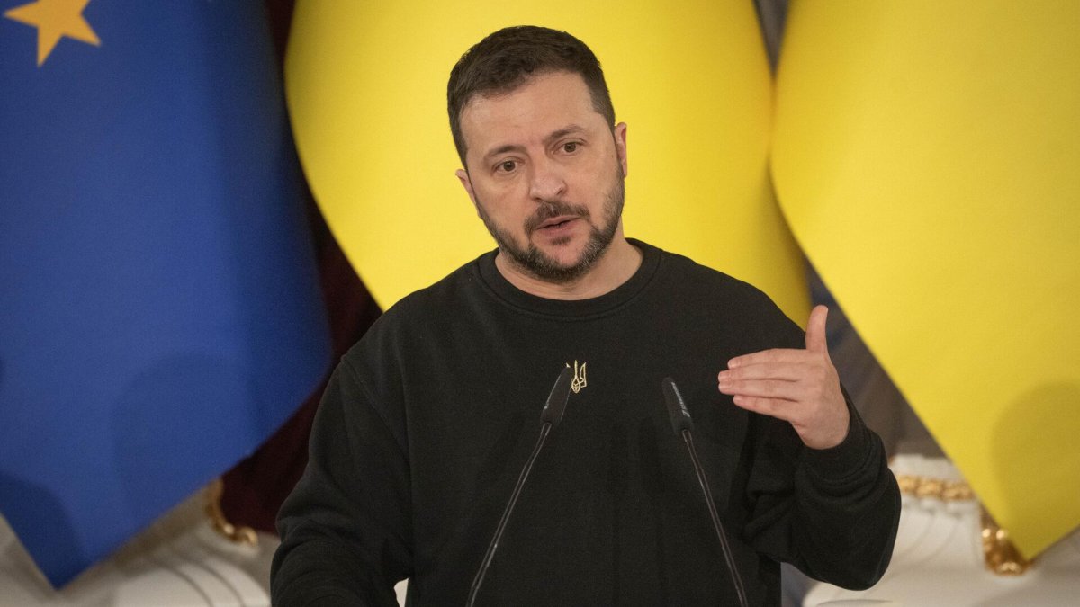 Украине вернуть Донбасс будет "ментально сложнее", чем Крым - Зеленский