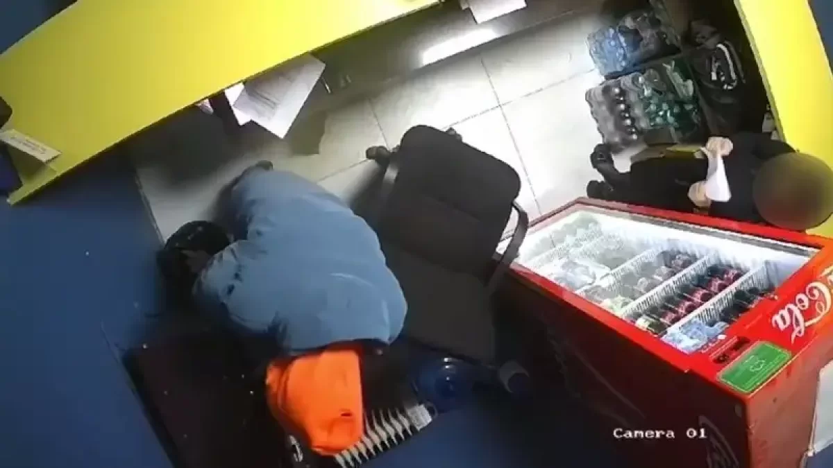 В Атырау мужчина с ножом напал на букмекерскую контору