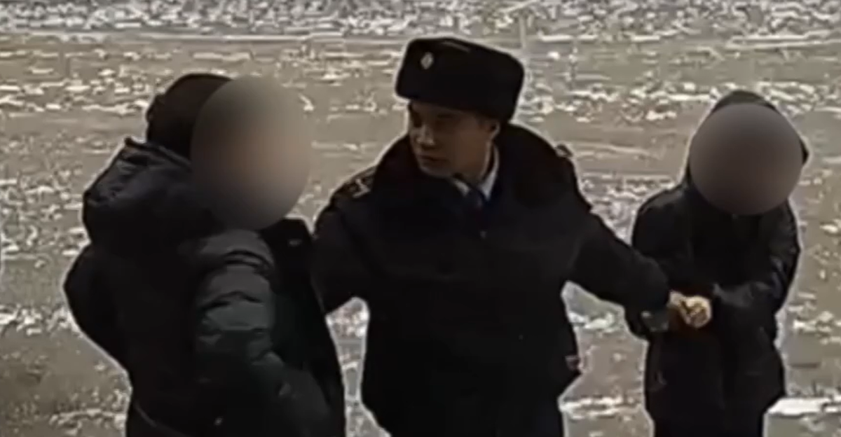 Из рук пьяного мужчины вырвал маленькую девочку участковый в Семее