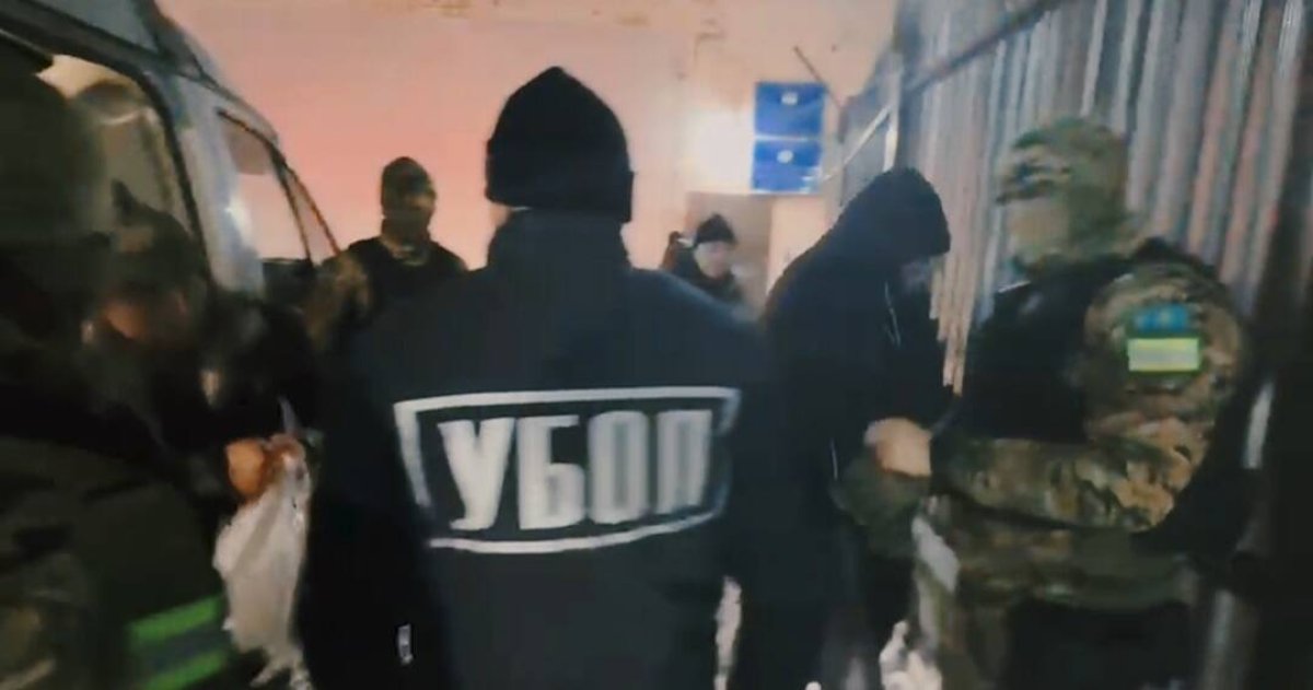 В Караганде задержали подозреваемых в вымогательстве денег у шахтёров Qarmet
