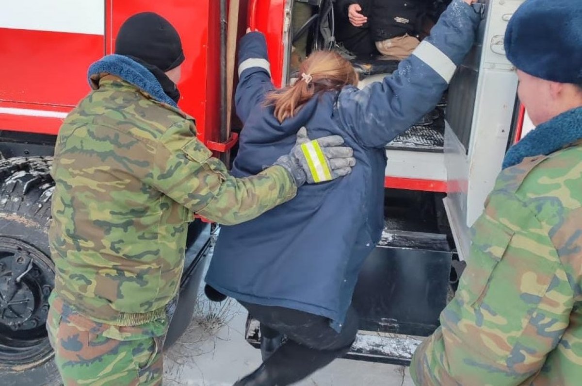В Мангистауской области люди застряли на обледеневшей трассе