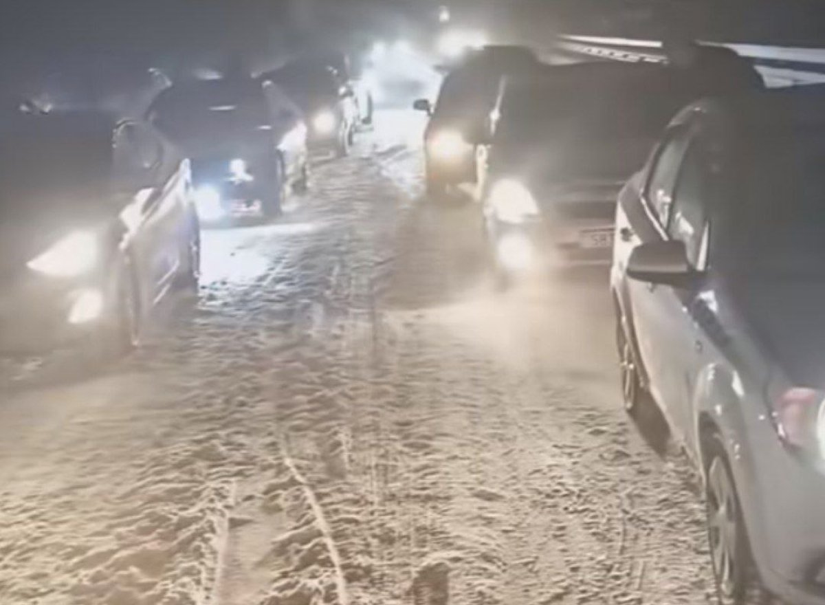 На въезде в Конаев произошёл транспортный коллапс