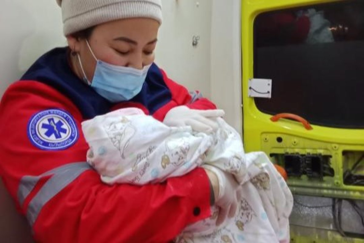 В Кызылординской области фельдшеры приняли роды прямо в дороге
