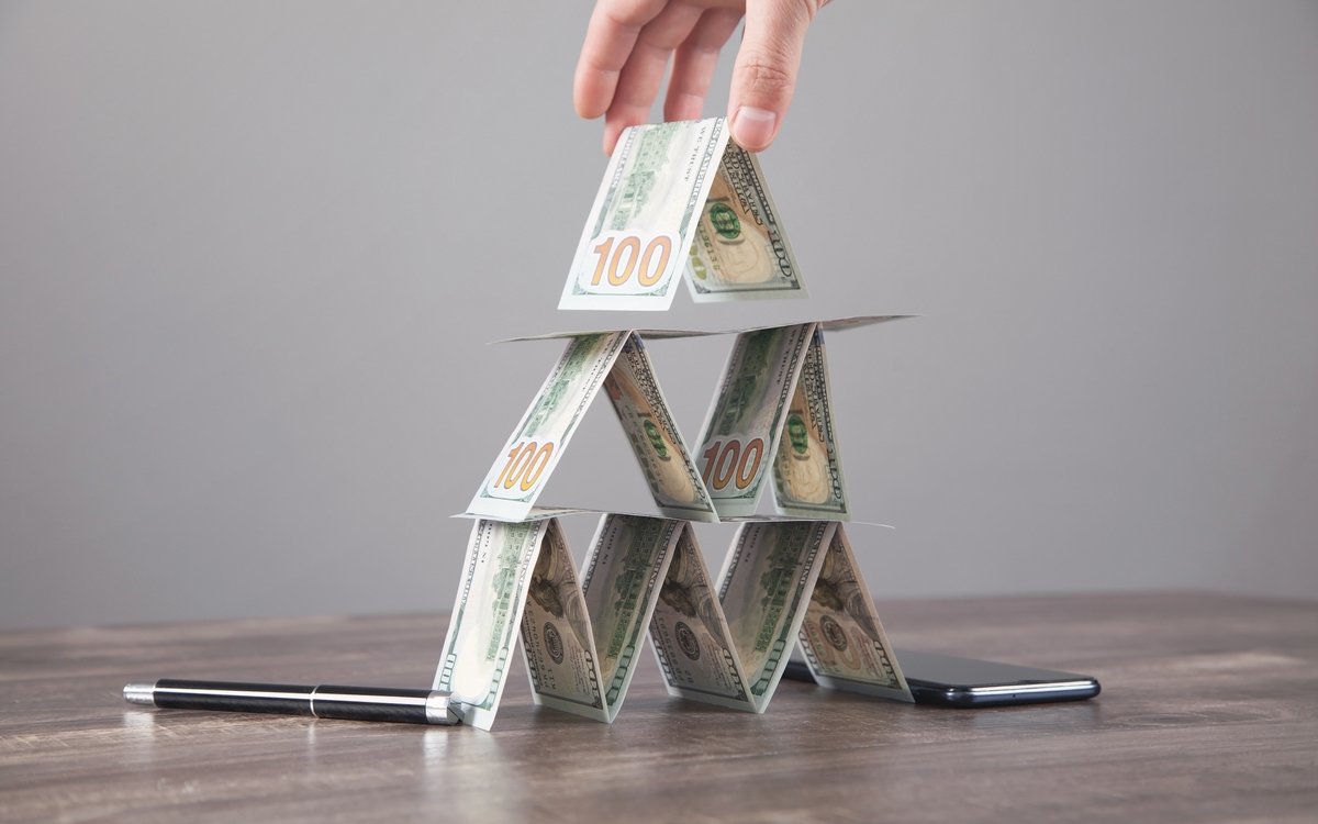 Более 49 млн тенге ущерба: организаторов финпирамиды осудили в Атырау