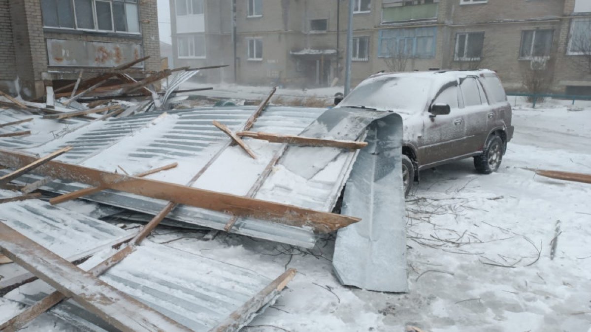 Сильный буран срывает крыши и рвёт электропроводку в Костанайской области