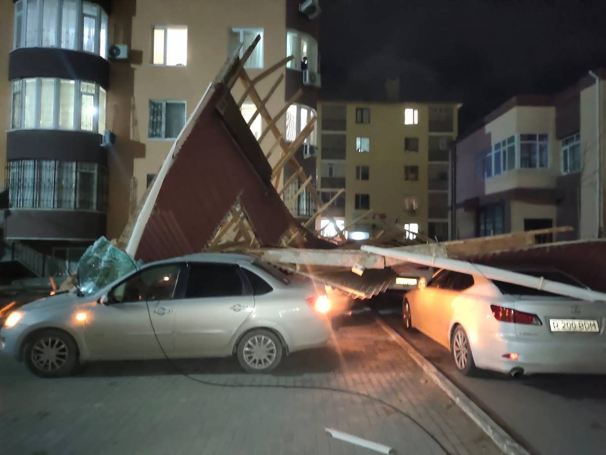 Упавшая от ветра крыша повредила шесть автомобилей в Актау