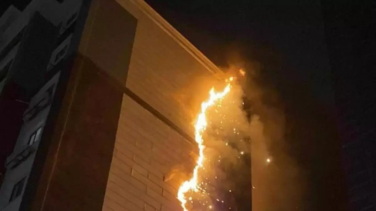 В Атырау из-за фейерверка загорелся многоэтажный жилой дом