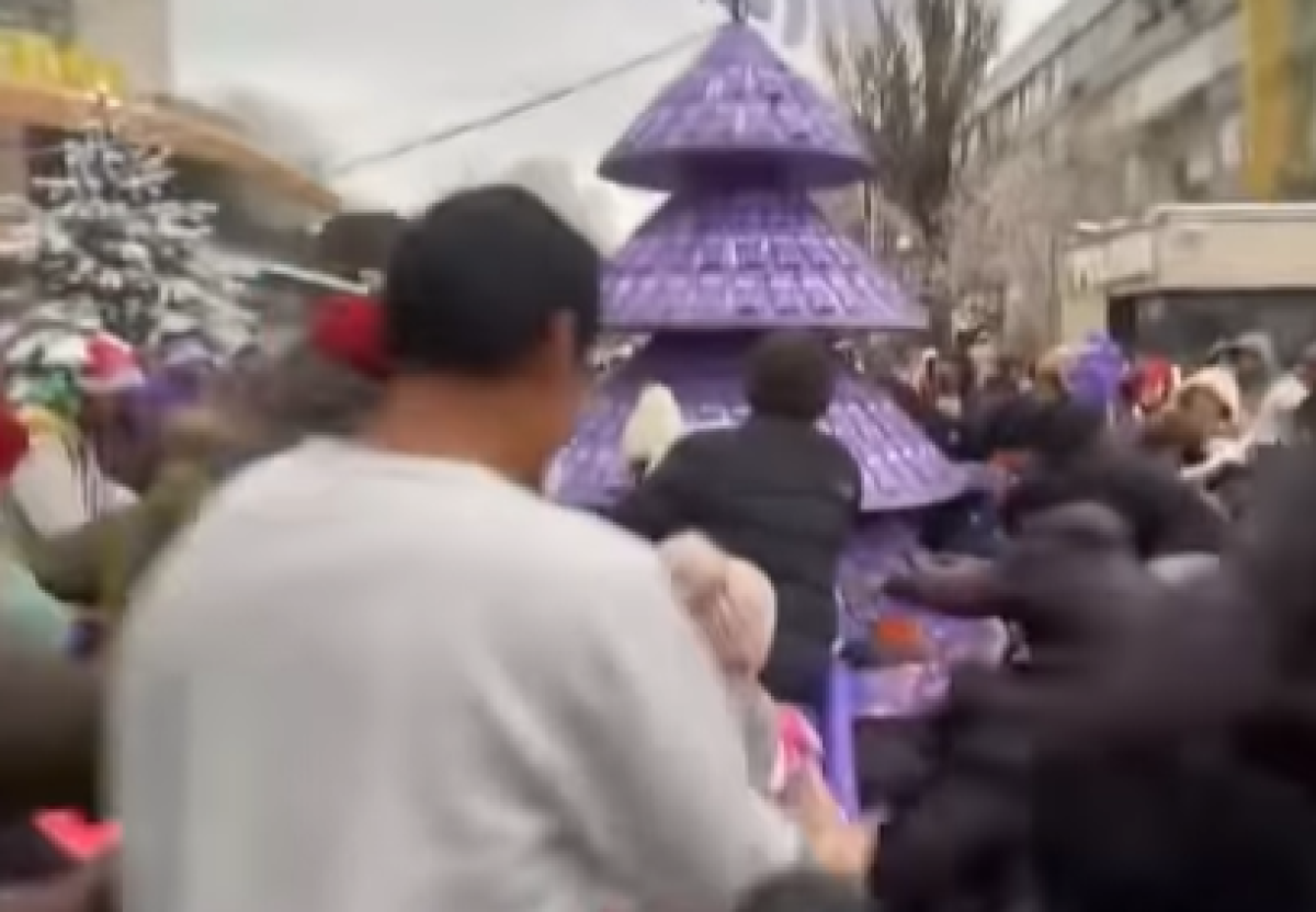 Видео шокировало Казнет: казахстанцы устроили давку за шоколад