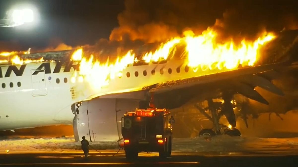 Пассажирский самолёт загорелся при посадке в аэропорту Токио