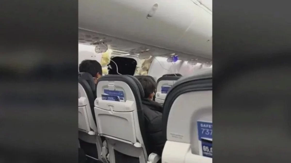 Шокирующее видео: часть самолёта вывалилась прямо в полёте