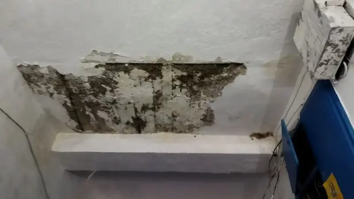 Жители Актау сталкиваются с ужасными жилищными условиями из-за протекающей крыши