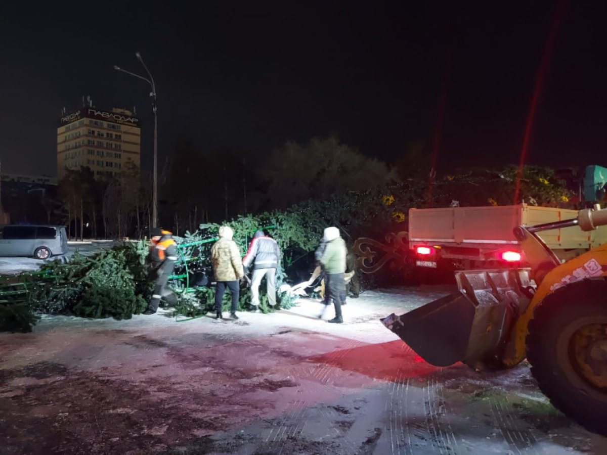 В Павлодаре рухнула главная елка за 52 млн тенге