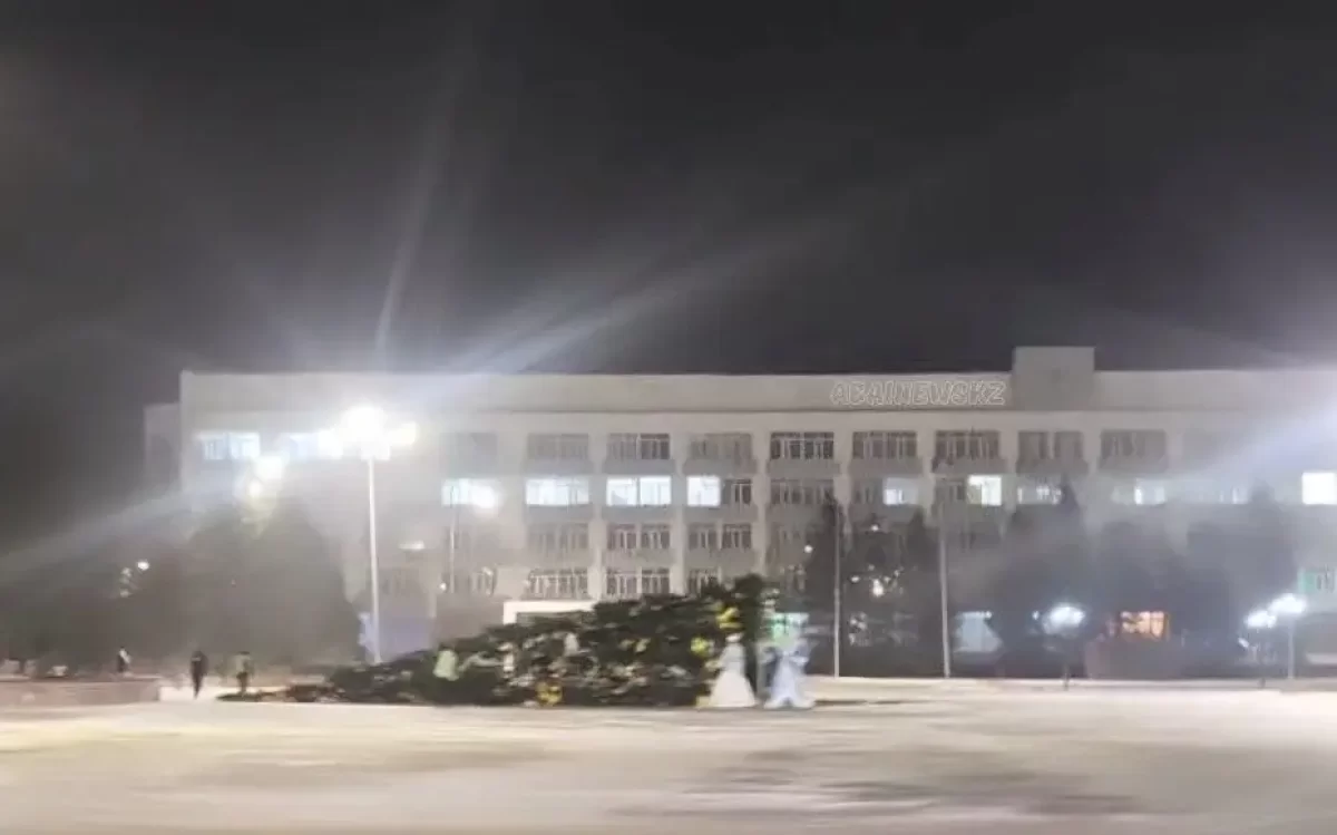 Вслед за Павлодаром: в Семее рухнула главная новогодняя елка